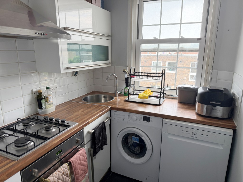 Lot: 11 - TWO-BEDROOM FLAT FOR INVESTMENT IN TOWN CENTRE - Kitchen with oven & sink